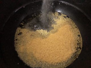 7、红豆小米粥,加水清洗两遍