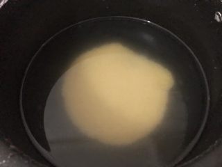 8、红豆小米粥,加入适量的水