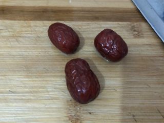 11、红豆小米粥,红枣清洗干净