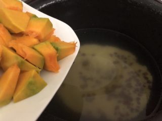 10、红豆小米粥,南瓜加进去