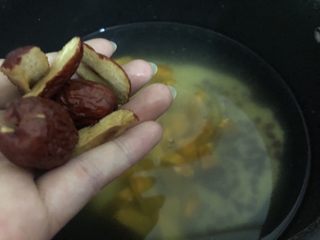 12、红豆小米粥,去籽加入锅里