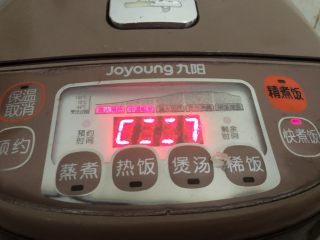 13、红豆小米粥,盖盖煮四十分钟