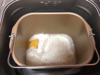 1、超简易吐司,把除黄油外的所有材料放入面包机中，选择和面功能，15分钟