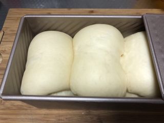 10、超简易吐司,发至9分满，拉开盖子时有轻微阻力即可