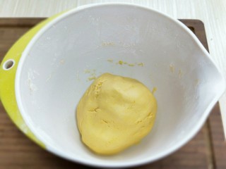 4、爆汁芝士南瓜球,揉成面团。