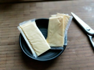 7、爆汁芝士南瓜球,一片芝士片从中间剪开。