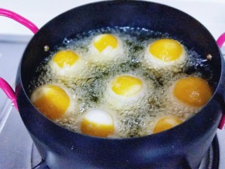 13、爆汁芝士南瓜球,开始油炸，油温7成时，加入芝士球，炸金黄捞出。