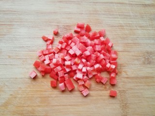 2、手抓饼披萨,红萝卜洗干净切成小丁。