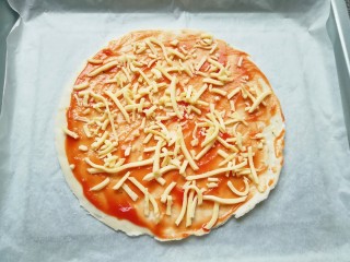 8、手抓饼披萨,撒上少许马苏里拉芝士。