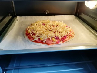 12、手抓饼披萨,送入预热好的烤箱。