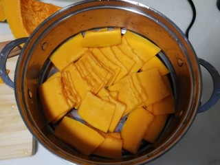 1、南瓜糯米夹心饼,南瓜去皮去芯，切薄片，容易熟也方便后面搅南瓜泥，上锅蒸10分钟左右