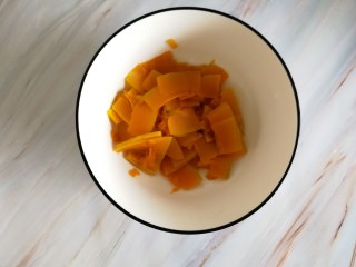 2、南瓜糯米夹心饼,用筷子戳一戳透了就可以了，起锅装大碗里