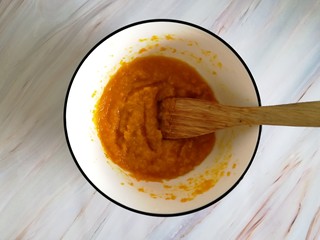 3、南瓜糯米夹心饼,用铲子把南瓜弄成糊糊状
