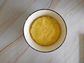 5、南瓜糯米夹心饼,揉至不黏收就好了，揉好的面团，面团揉的稍微软一点，好做夹心