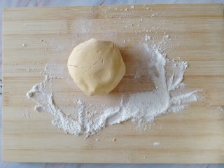 6、南瓜糯米夹心饼,案板上撒一层面粉，捏一小坨面出来