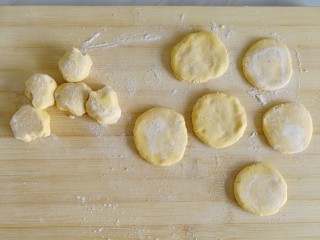 10、南瓜糯米夹心饼,再一个个压扁做夹心