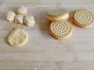 11、南瓜糯米夹心饼,取出两块饼干，把夹心放中间，轻轻按压