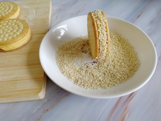 12、南瓜糯米夹心饼,面团边抹平沾水裹上白芝麻