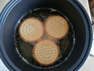 14、南瓜糯米夹心饼,锅里放稍多一些油，烧热后开小火。一定要开小火，油温降了后下饼干小火慢炸，不然就黑了