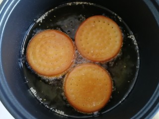 15、南瓜糯米夹心饼,注意翻面，炸至两面金黄颜色变深后出锅