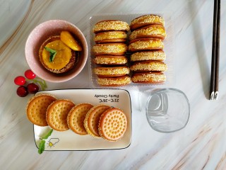 18、南瓜糯米夹心饼,全部竣工后的全家福，小碗里是给隔壁邻居的，塑料盒里是带公司给同事尝的，盘子里是我的，完美~