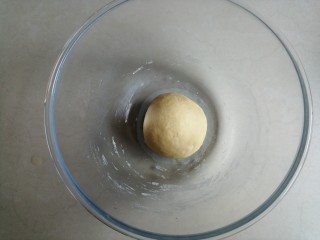 3、鸡蛋烤饼,然后用手揉成光滑柔软的面团，盖上保鲜膜，在室温下发酵两倍大