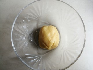 6、鸡蛋烤饼,揉成面团即可，盖上保鲜膜松弛备用