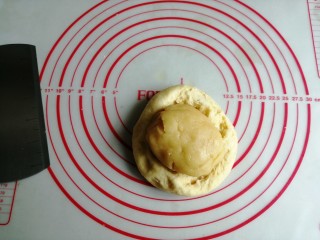 8、鸡蛋烤饼,把两个面团揉在一起