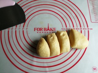 9、鸡蛋烤饼,可以切开几份，再揉在一起