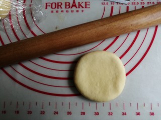 13、鸡蛋烤饼,擀成圆饼状