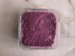 11、紫薯牛奶小方,倒入紫薯牛奶糊冷却后放进冰箱冷藏2小时左右