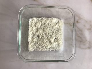 10、紫薯牛奶小方,容器中撒上一层椰蓉