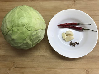 1、炝炒手撕包菜,准备好材料。
