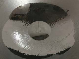 3、炝炒手撕包菜,锅中倒入适量的油。