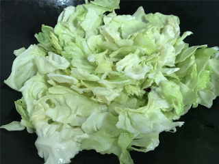 5、炝炒手撕包菜,煸出香味后放入撕成片的卷心菜。