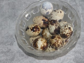 1、茄汁鹌鹑蛋,准备十几个鹌鹑蛋