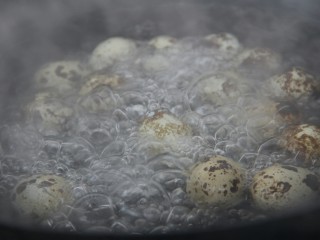 3、茄汁鹌鹑蛋,煮十分钟左右