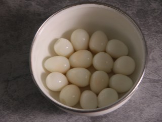 6、茄汁鹌鹑蛋,剥皮