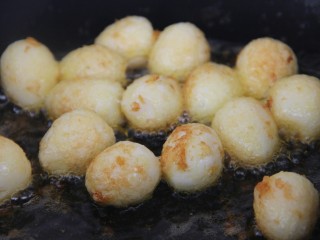 15、茄汁鹌鹑蛋,小火炸至外皮金黄