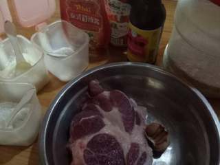 1、泉州炸醋肉,材料备齐，最好选肥瘦相间的梅花肉，炸起来的醋肉外表酥里面更软嫩，用里脊肉也可以。
