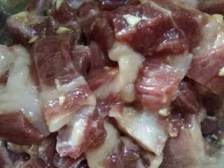 4、泉州炸醋肉,抓匀后，腌制两小时左右。（不急着吃的话放冰箱冷藏，腌更久更入味。）