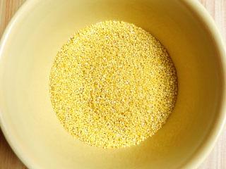 1、鸡蛋小米粥,准备好小米。