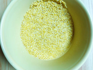 2、鸡蛋小米粥,小米洗净待用。