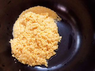 3、鸡蛋小米粥,将小米放入砂锅中，倒入水，烧开锅开始熬煮。