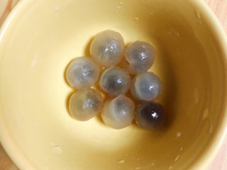 4、鸡蛋小米粥,准备好龙眼肉。