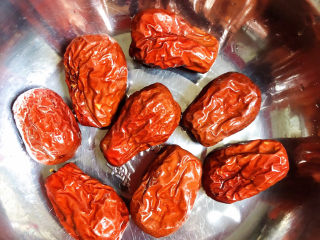 5、鸡蛋小米粥,再准备好红枣。