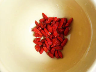 6、鸡蛋小米粥,枸杞子洗净待用。