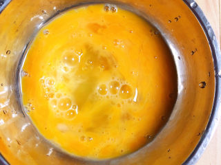 7、鸡蛋小米粥,鸡蛋打散待用。