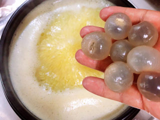 8、鸡蛋小米粥,粥小火慢熬，加入龙眼。