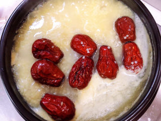 9、鸡蛋小米粥,再加入红枣。